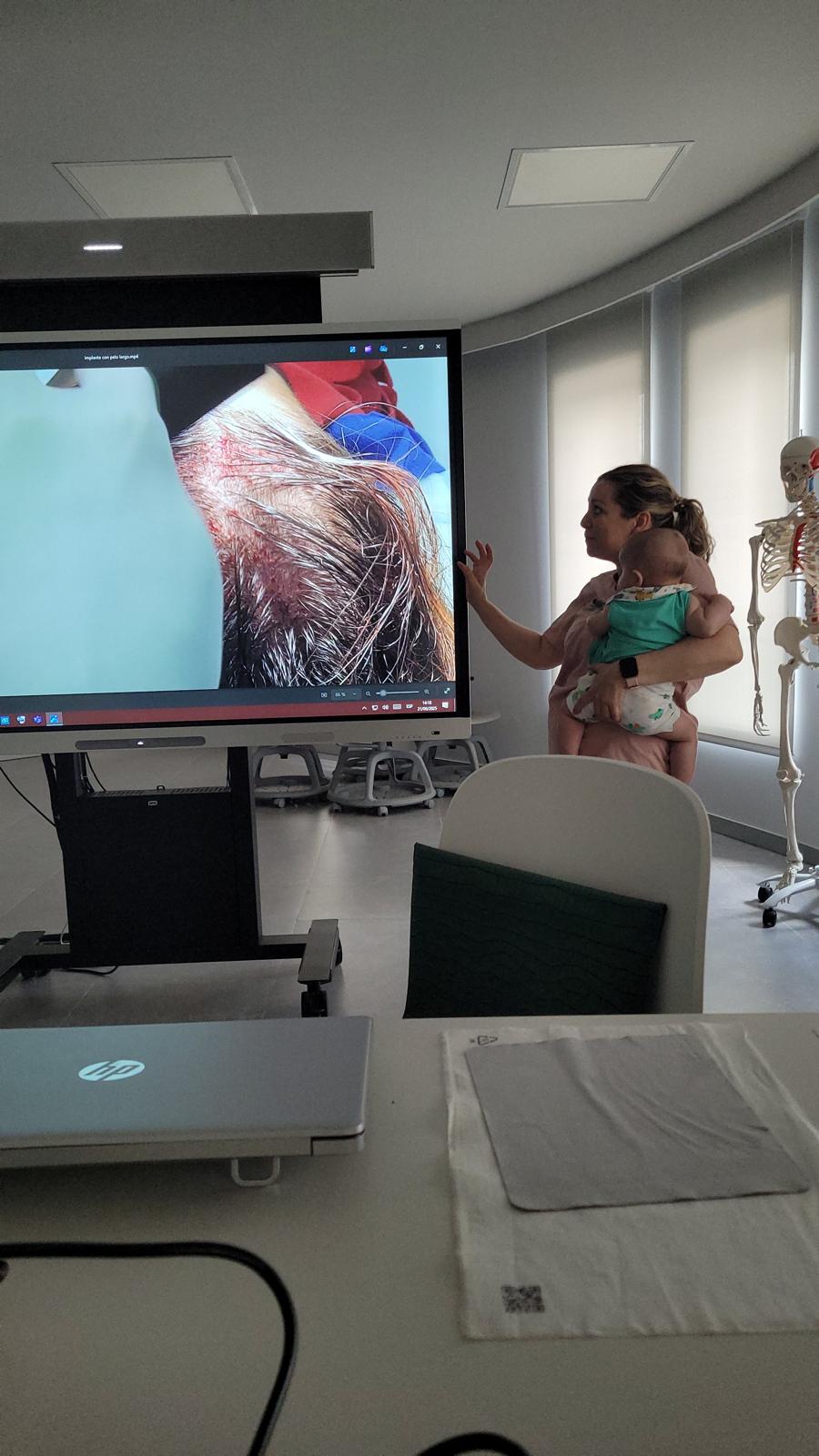 Docencia sobre salud capilar con imagen de cuero cabelludo en pantalla