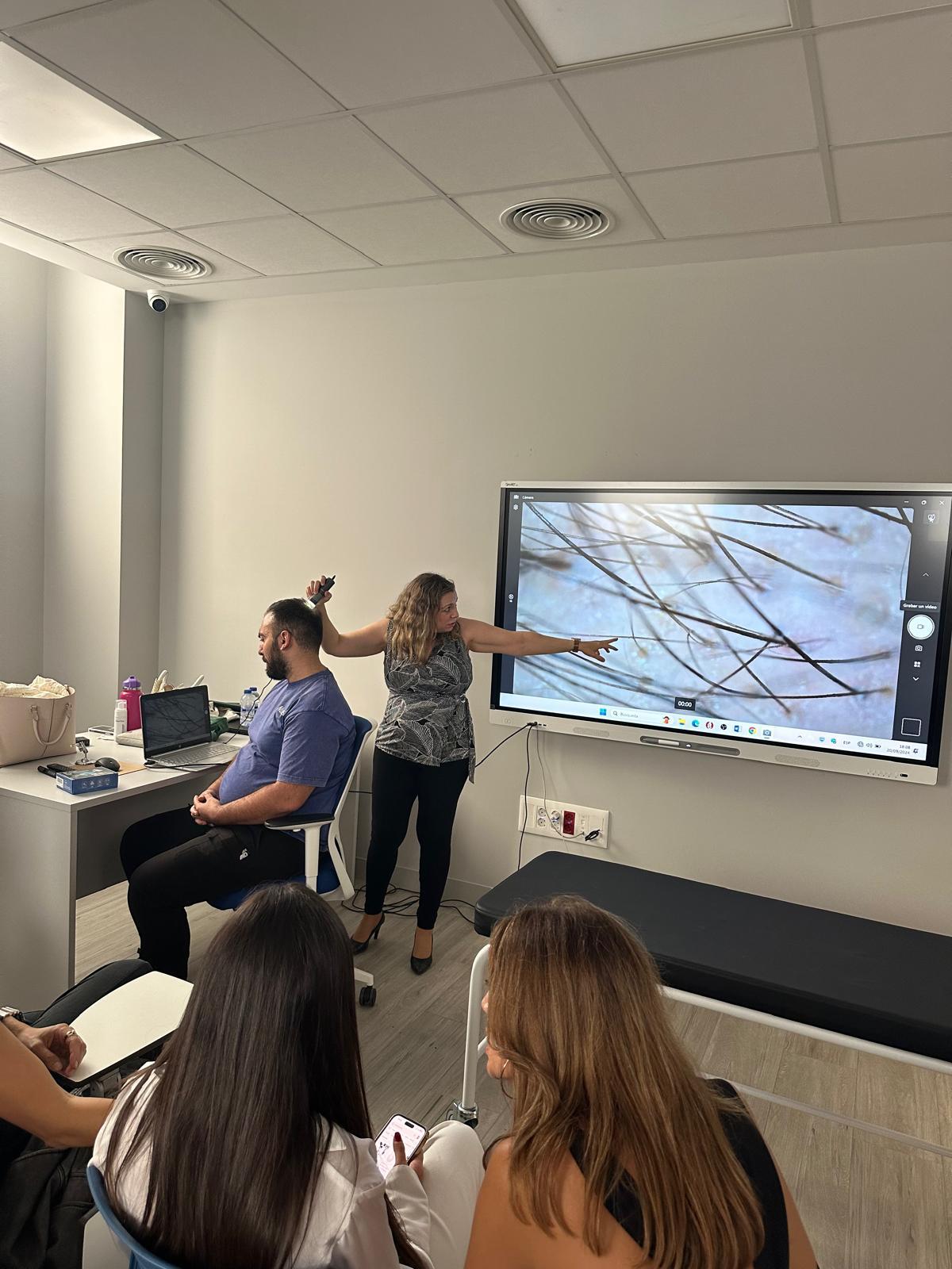 Ana Ortiz impartiendo un taller práctico de tricología en el aula